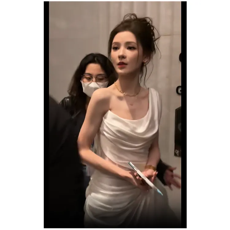 张予曦同款法式高级感气质生日宴会单肩连衣裙女2025新款显瘦长裙