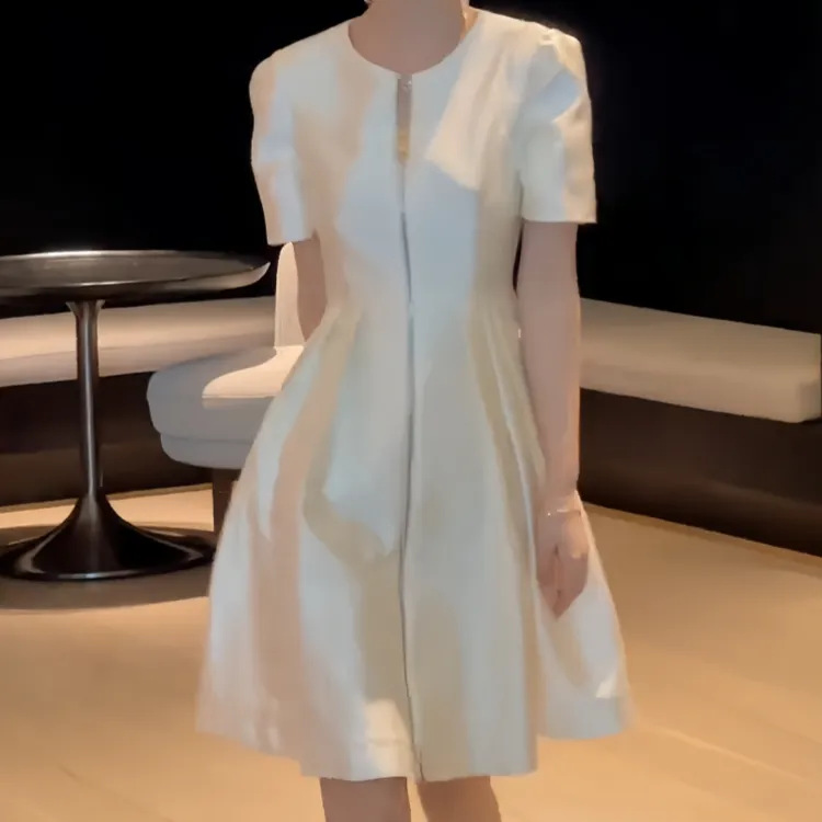 秋季时尚显瘦休闲拉链设计款连衣裙轻奢风小白裙气质修身连衣裙