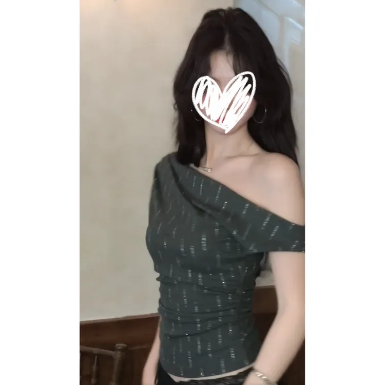 2025年夏季新款美式复古斜肩露肩高级设计感修身显瘦纯欲百搭上衣