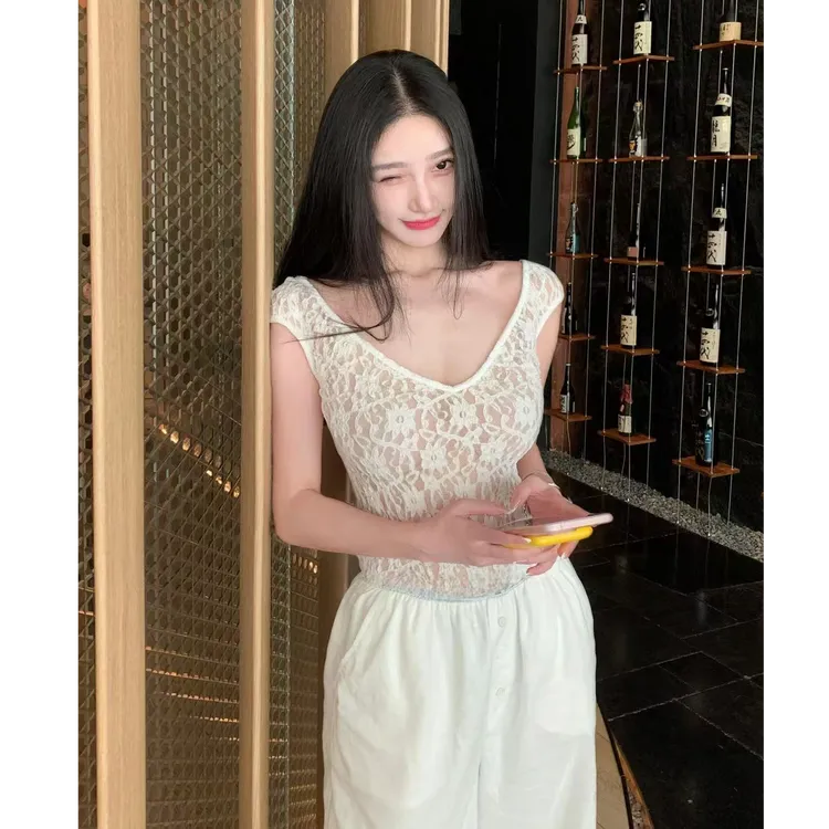 法式气质女神纯欲性感蕾丝拼接Ｖ领无袖修身显瘦上衣配高腰休闲裤