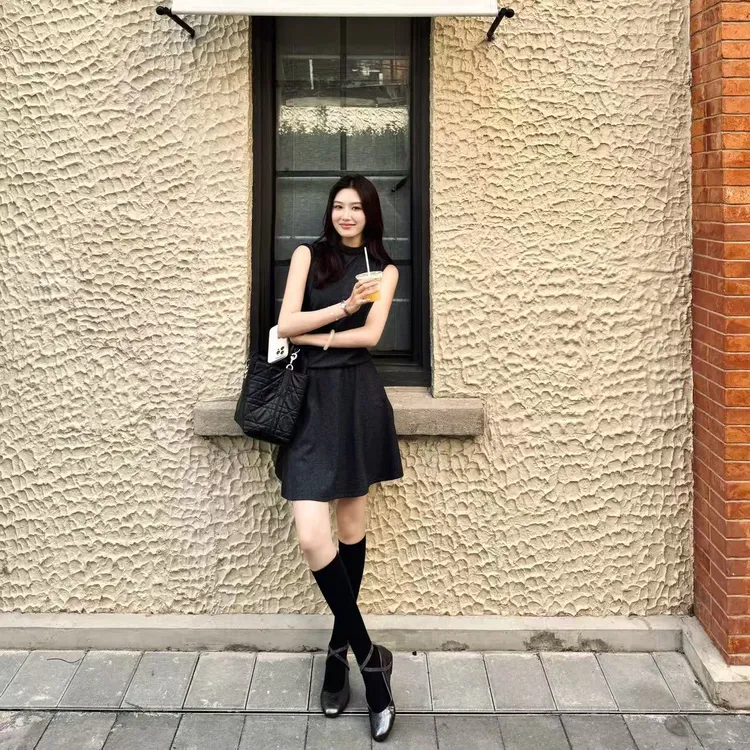 琥珀流光风“优雅随行”弹力针织羊毛切线镶珠半高领连衣裙XY-7590