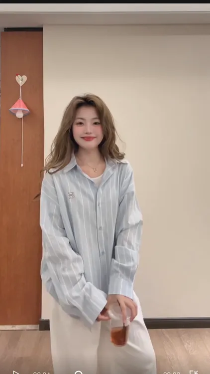 甜美刺绣浅蓝色条纹衬衫女春薄款宽松慵懒简约白色高腰休闲裤套装