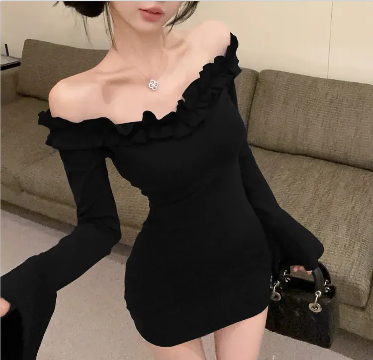 甜辣纯欲一字肩连衣裙女2025秋喇叭袖新款荷叶边露肩紧身包臀短裙