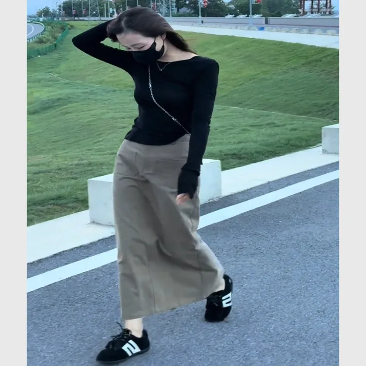 2025流行女装穿搭两件套休闲时尚黑色修身t恤卡其色半身裙套装秋