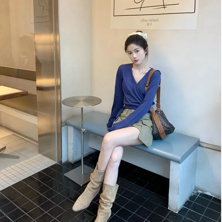 2025夏季新款时尚打底长袖上衣V领洋气休闲百搭性感辣妹外出上衣