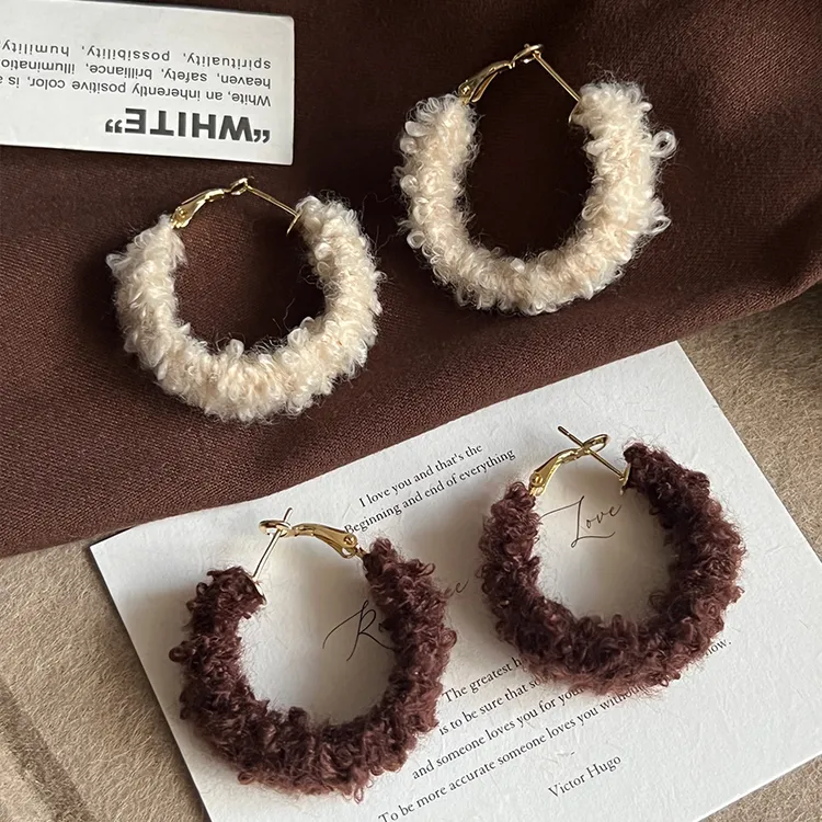 铜合金耳饰 秋冬天毛绒绒耳圈耳饰女个性设计感美拉德深棕色耳环