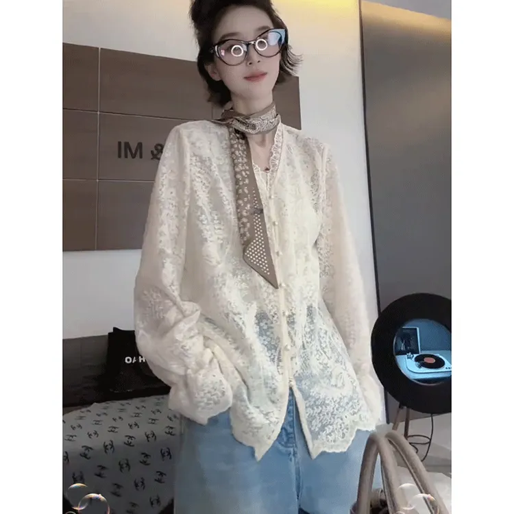 法式设计V领衬衫女春季新款重工刺绣休闲百搭打底衫蕾丝镂空上衣