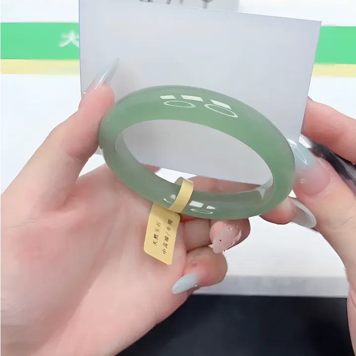 玉手镯 带黄色标签货头冰东陵玉商品图