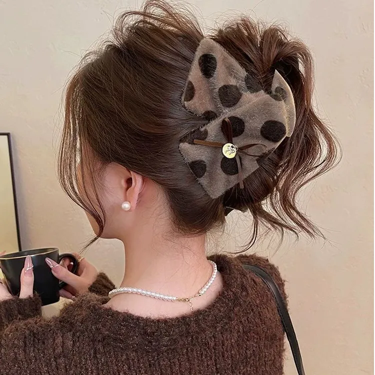 慕斯奶咖~三角抓夹女波点毛绒鲨鱼夹2025新款大号盘发夹秋冬发饰