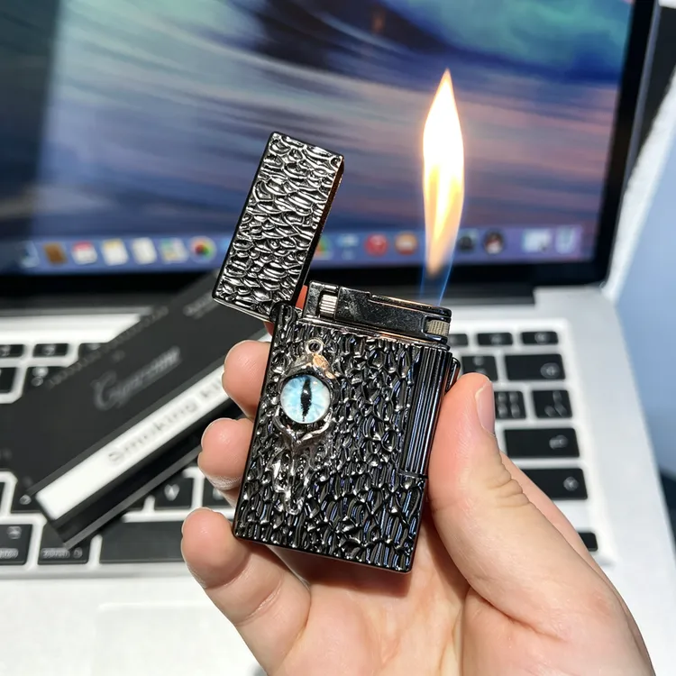 新款高颜值黑色蓝瞳砂轮打火机双火创意个性潮玩送男友女友礼物商品图