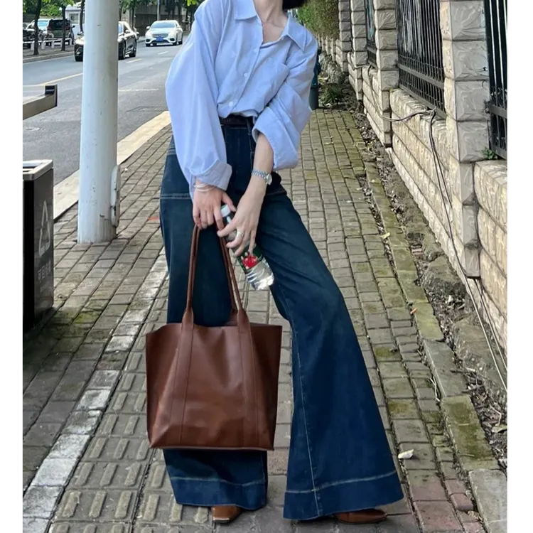 拉夏贝尔设计感不贴腿微喇裤女2025时尚秋款气质显瘦拖地牛仔裤子