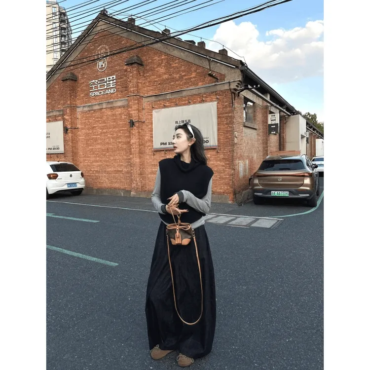 韩系松弛感穿搭2025年秋季黑色高领马甲内搭上衣高腰牛仔阔腿裤女