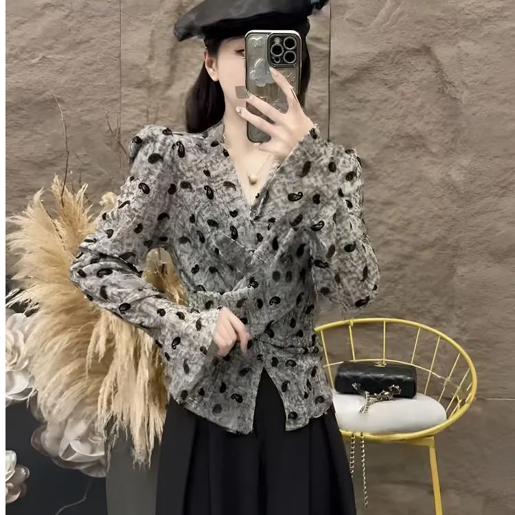 腰果花植绒提花早秋新品女装气质V领扭结喇叭袖高级百搭长袖上衣