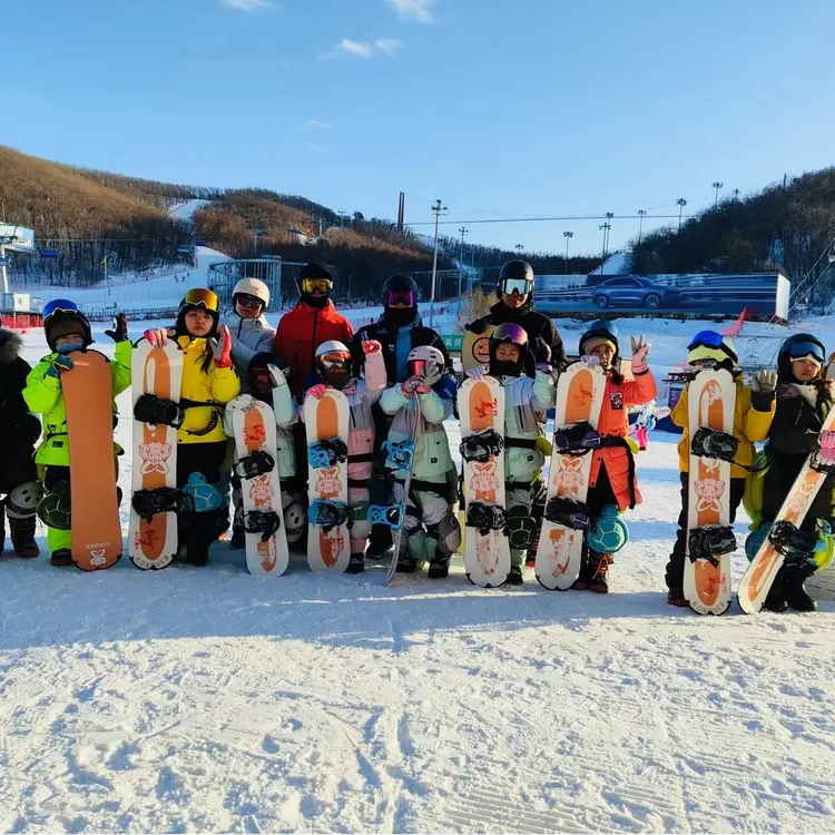 【五天冬令营】中级教练5小时滑雪教学单雪具+雪票+午餐+护具+保险