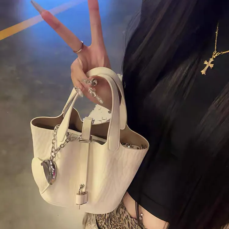 包包女式2025新款夏季超火软皮水桶包高级质感小众设计手提斜挎包