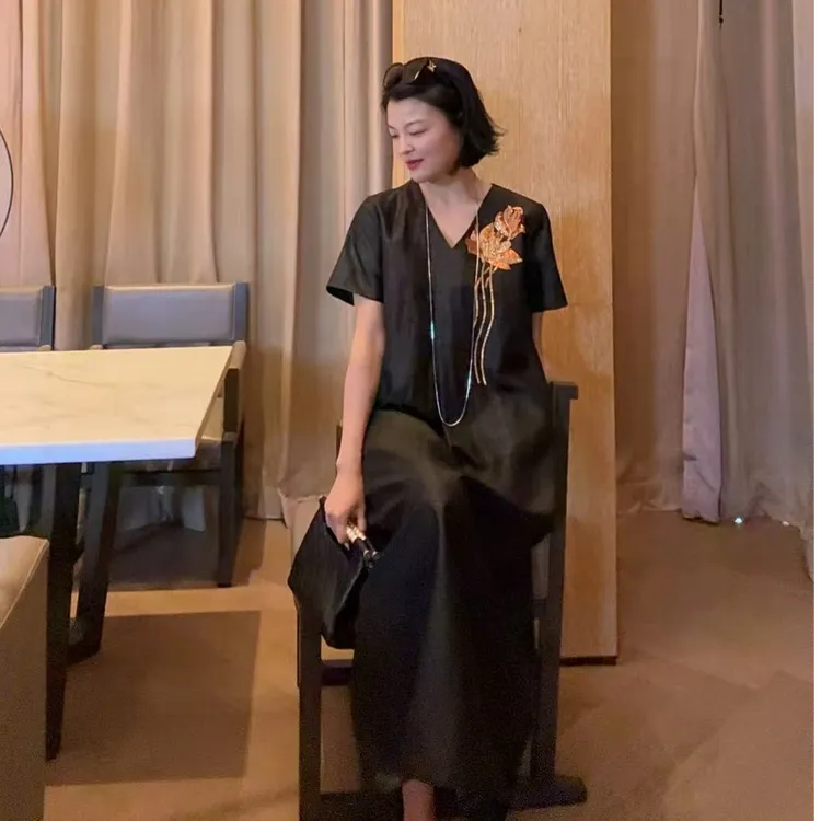 TANTAN  真丝香云纱 气质胸上刺绣花V领连衣裙2092