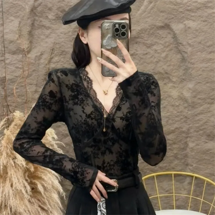 2025秋冬轻熟风性感V领蕾丝花边打底衫时尚气质修身显瘦内搭上衣