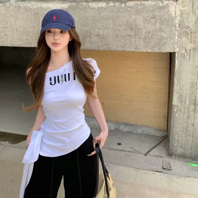 别致绝美斜肩T恤字母印花露肩短袖女夏季设计感飘带收腰显瘦上衣