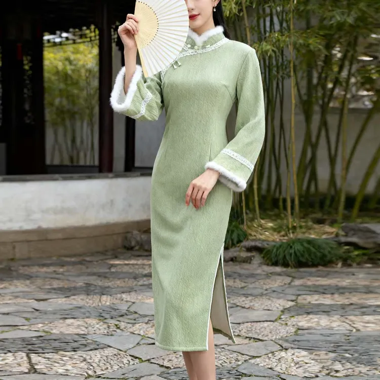 俏娘鱼绿色优雅新中式毛绒领旗袍女2025冬新款保暖淑女改良年轻款