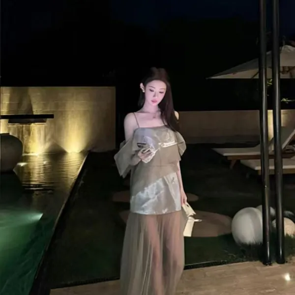 【云烟里】清冷风独特别致立体花朵吊带上衣套装女显瘦半身裙两件套