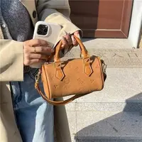 单根字母单肩包一年四季通用包包枕头包潮流欧美棕色