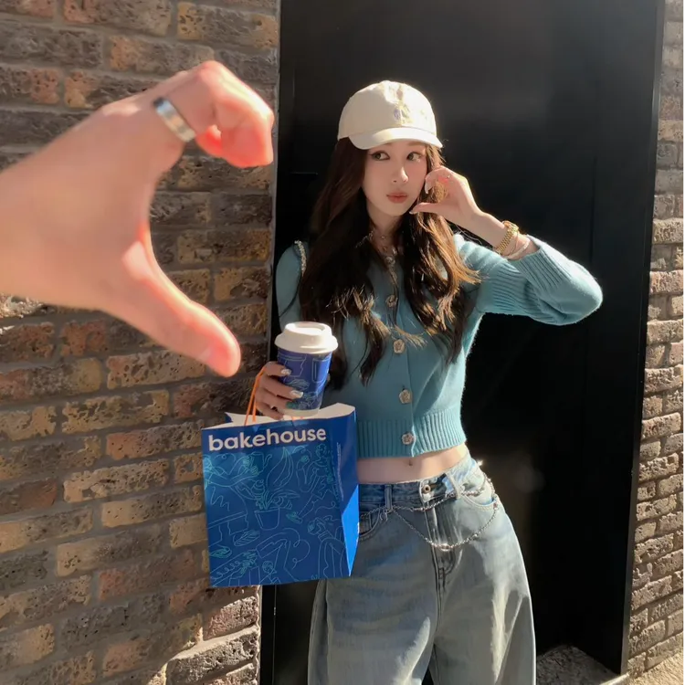 慵懒风v领短款针织开衫女2025春季毛衣设计感小众长袖绝美上衣