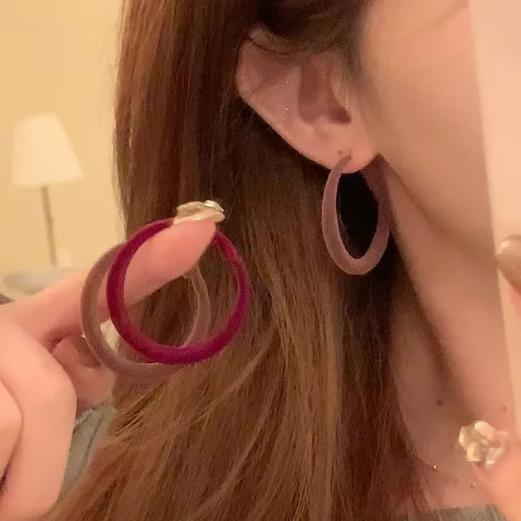 铜合金绒毛耳饰 秋冬轻奢美拉德红丝绒耳圈女气质百搭耳环耳饰