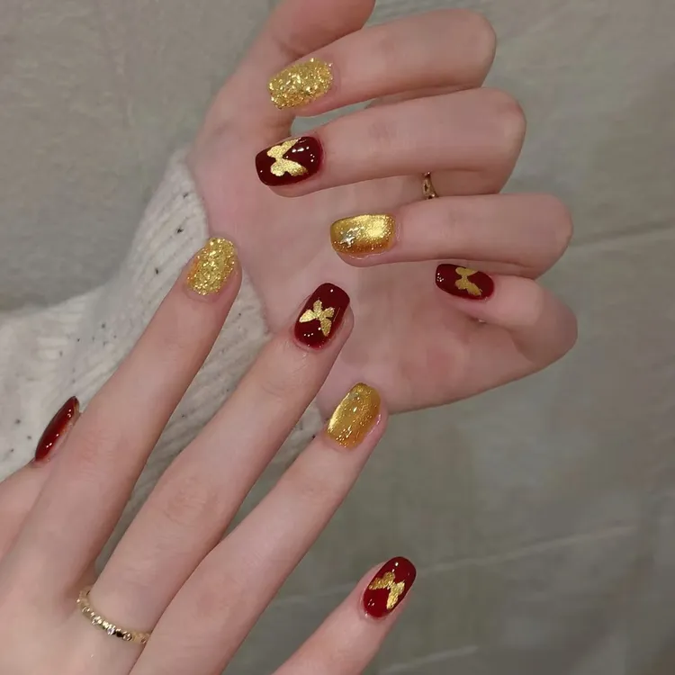 【红金闪蝶】爆闪招财金光猫眼显白新年红手工穿戴甲短款高级感美甲