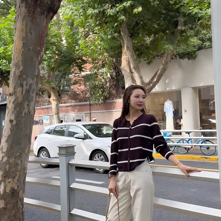 【余欢欢】早秋休闲时尚百搭小V领条纹针织套头衫-YHW50571