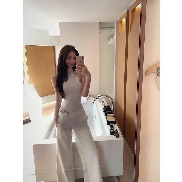 2025秋冬新款时尚高级感收腰无袖纯欲上衣配显瘦高腰休闲裤两件套