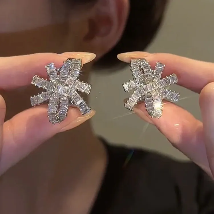 铜合金合成锆石耳饰 精致方形蝴蝶结闪锆耳环女 气质轻奢小众设计