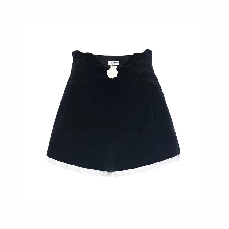 LeFame/拉飞姆2025冬季新款收腰花朵扣饰丝绒短裤FF25D41SP220