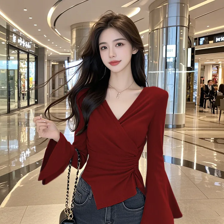 2025早秋新款v领长袖上衣纯欲风辣妹穿搭修身显瘦红色喇叭袖T恤女
