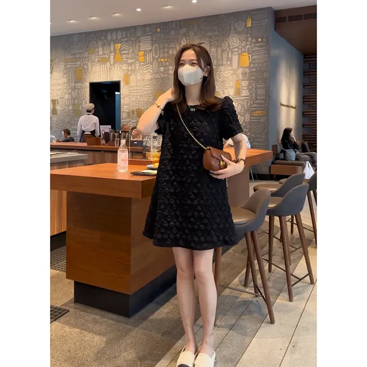 2025年夏季新款小个子褶皱连衣裙女短袖中长裙赫本风泡泡袖小黑裙