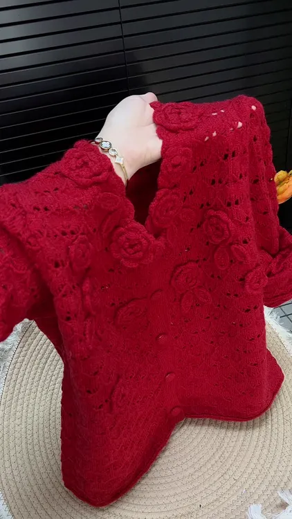 红色气质镂空钩花针织衫女冬季2026新款时尚通勤显瘦长袖百搭毛衣
