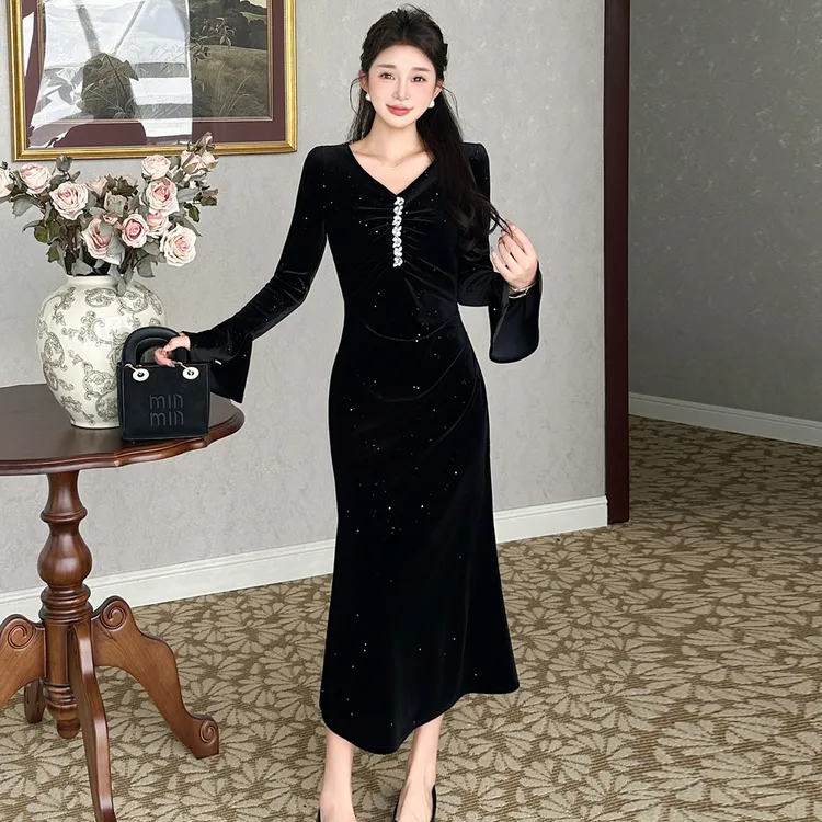 2025秋季新款大码名媛气质喇叭袖修身显瘦钉珠法式优雅丝绒连衣裙