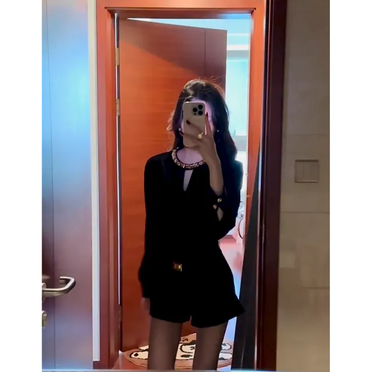 黑色丝绒钉珠圆领长袖衬衫女宽松显瘦上衣高腰休闲气质短裤套装