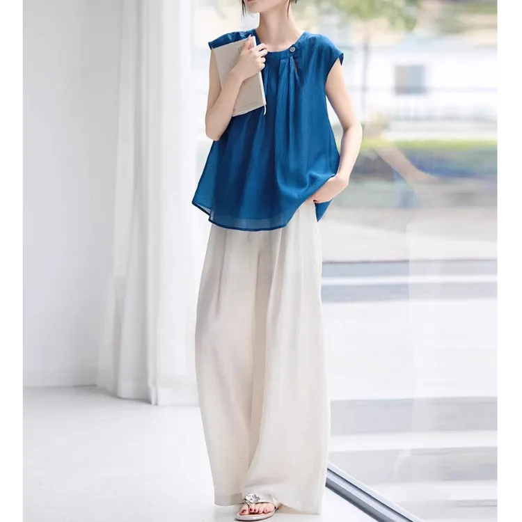 2025年夏季多巴胺时尚活力穿搭蓝色显白上衣白色显瘦休闲裤套装女