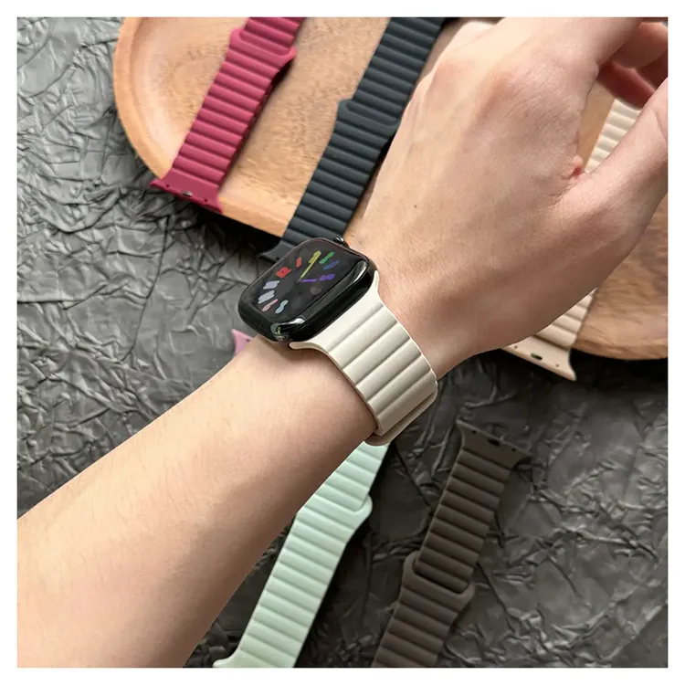 适用苹果手表极简运动风硅胶磁吸双色回环反扣表带iwatch11s109SE