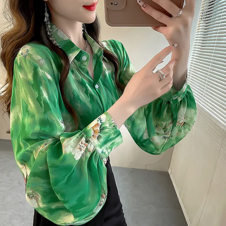 夏季绿色印花防晒衬衫女2024新款时尚气质上衣洋气宽松灯笼袖衬衣