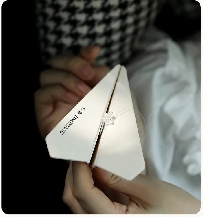 纸飞机挂式车载香薰香片飞机后视镜挂件2026新款内饰持久留香香水