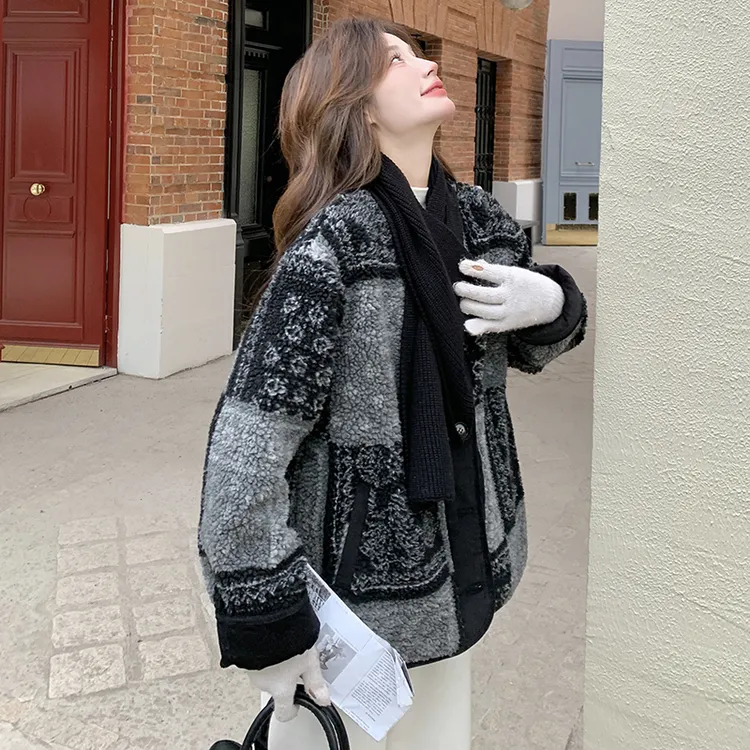 黑色印花设计感毛绒外套女2024冬新款慵懒风宽松加厚皮毛一体棉服