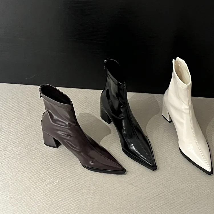 慢西西新品~2025秋冬尖头粗跟软皮瘦瘦靴后拉链马丁靴女短靴中跟