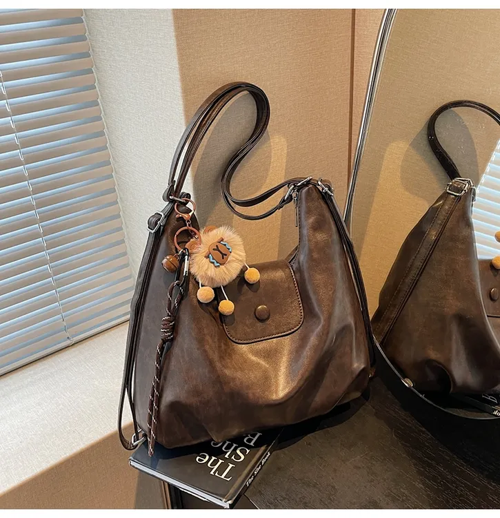 2024秋冬新款多功能大容量包包女单肩包复古斜挎包通勤双肩云朵包