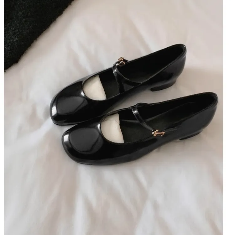 小众粗跟秋冬新款浅口单鞋皮鞋女低跟百搭圆头黑色亮面鞋子气质