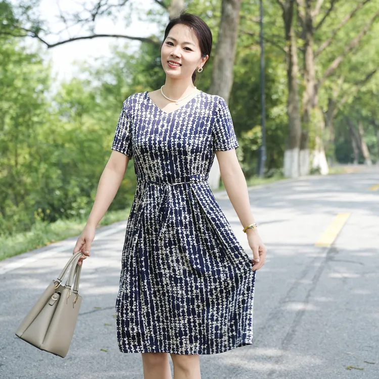 中年妈妈春夏真丝连衣裙洋气40岁中老年气质夏季桑蚕丝阔太太裙子