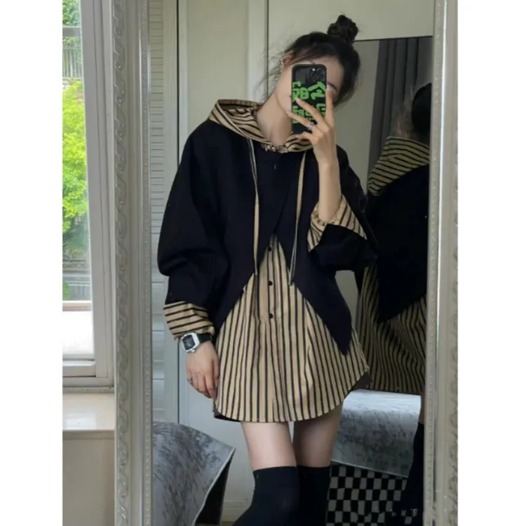 初秋新款洋气卫衣套装+咖色条纹连帽衬衣春秋设计感叠穿两件套女