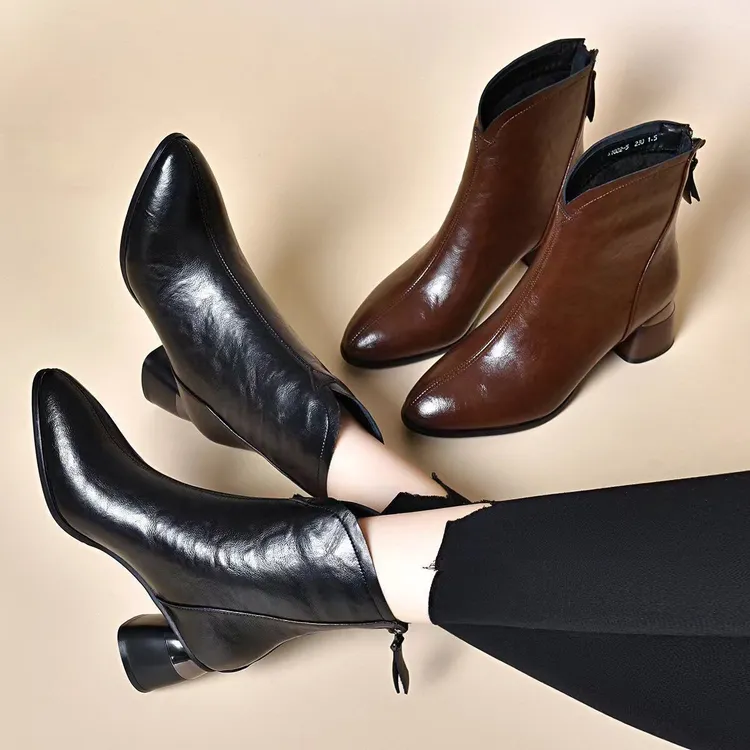 【翘颜女鞋】时尚气质百搭尖头舒适软底软面粗跟洋气短靴5660