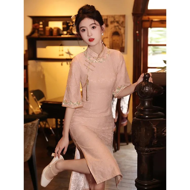 粉色旗袍2025秋季新款高端气质小个子新中式年轻款订婚日常连衣裙
