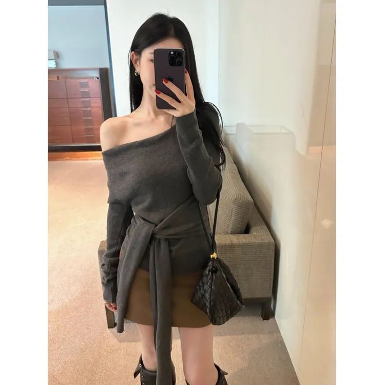 不规则法式气质绑带收腰长袖针织衫女秋季韩系穿搭一字肩斜肩毛衣